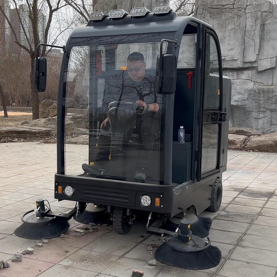 WPH-2150 Ride-On Sweeper 9